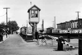 29b. Station-Crossing Tower-Woodhaven (View E from 87th St.) - 09-29-38 (Keller).jpg (84065 bytes)